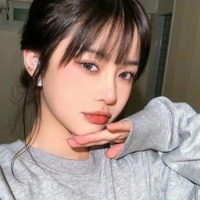 空房间里的女人封面